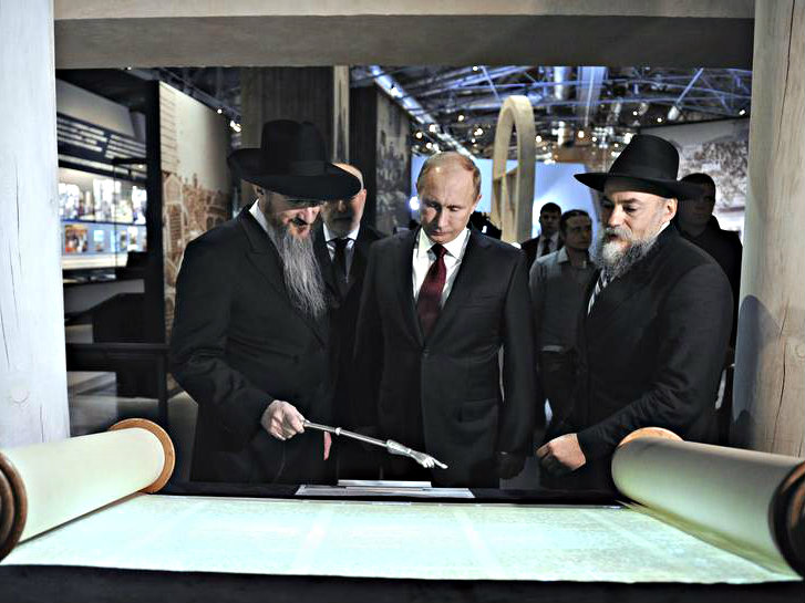 Tổng thống Nga Vladimir Putin trong một bảo tàng người Do Thái ở Nga - Ảnh: Reuters