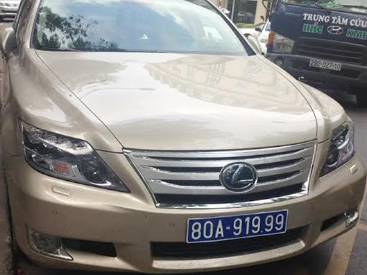 xe-lexus-mang-bien-xanh-gia-bi-phat-hien-o-ha-noi