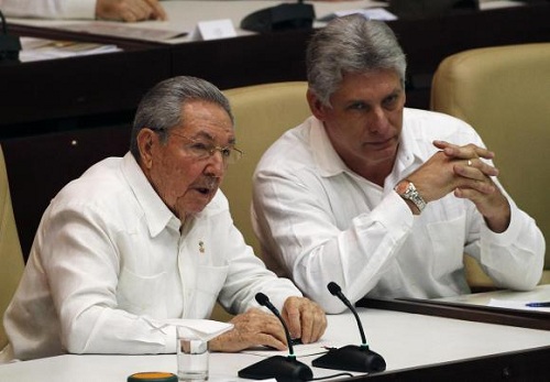 Chủ tịch Cuba Raul Castro (trái) cùng phó Chủ tịch Miguel Diaz Canel tại cuộc họp Quốc hội tại Havana, Cuba - Ảnh: Reuters 