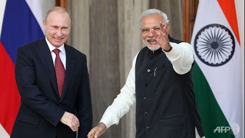 Tổng thống Nga Vladimir Putin (trái) gặp Thủ tướng Ấn Độ Narendra Modi (phải) tại New Delhi, Ấn Độ hôm 12.11