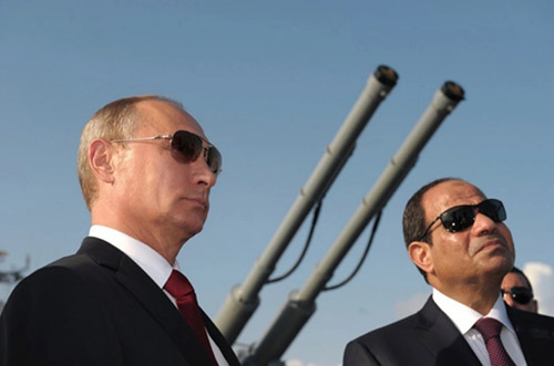 Tổng thống Nga Vladimir Putin và Tổng thống Ai Cập Abdel Fatah al-Sissi cùng diện kính mát và cà-vạt khá giống nhau 