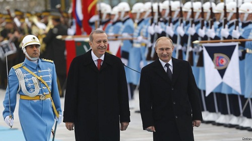Tổng thống Nga Vladimir Putin (phải) được đón tiếp bởi Tổng thống Thổ Nhĩ Kỳ Tayyip Erdogan (trái) ở Ankara, Thổ Nhĩ Kỳ hôm 1.12 