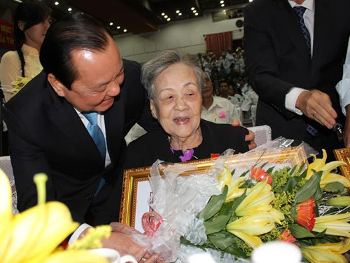 Ông Lê Thanh Hải (trái) trao tặng danh hiệu “Bà mẹ VN anh hùng” cho bà Nguyễn Thị Đê vào sáng 21.12