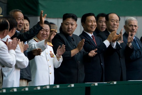 Chủ tịch Kim Jong-un (giữa) nằm trong số những người sử dụng internet “thật” 