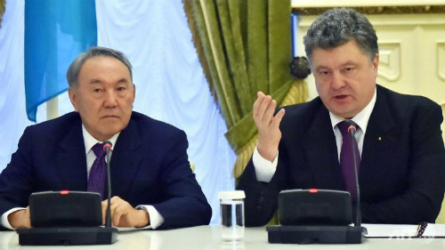 Tổng thống Ukraine Petro Poroshenko (trái) và người đồng cấp Kazakhstan Nursultan Nazarbayev phát biểu về cuộc đàm phán vào tuần này