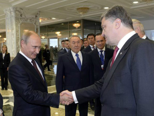 Tổng thống Nga Vladimir Putin(trái) và Tổng thống Ukraine Petro Poroshenko bắt tay trước vòng đám phán vào cuối tháng 8.2014 ở thủ đô Minsk, thủ đô Belarus 