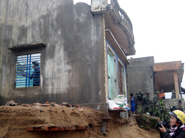 Căn nhà của nha Đào Tấn Chung bị triều cường khoét sâu vào móng nhà