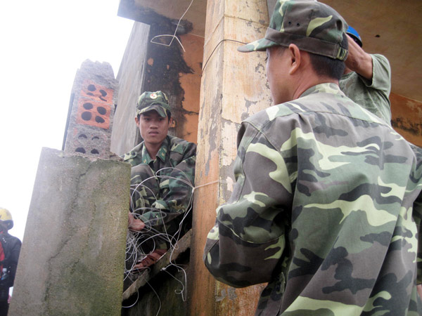Bộ đội Biên phòng tỉnh Phú Yên giúp dân chằng chống lại nhà 