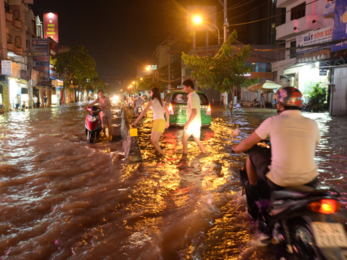 Đỉnh triều ngang bằng lịch sử 1,68m đã gây ngập trên đường Huỳnh Tấn Phát, Q.7, TP.HCM ngày 11.10.2014. 
