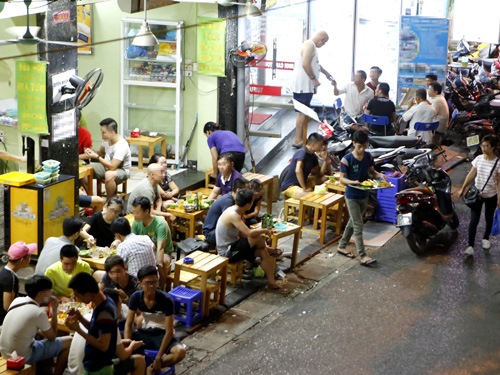 Quán nhậu bia hơi vỉa hè ở Hà Nội