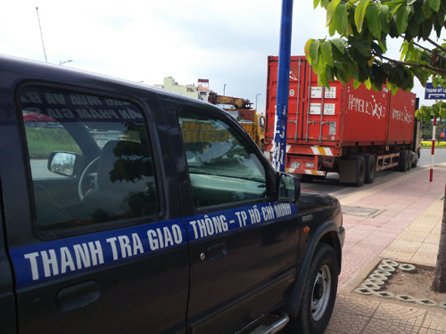 Xe quá tải do dồn hàng dọc đường sau khi chở đúng tải từ cảng Cát Lái, bị kiểm tra 