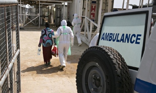 Một bệnh nhân Ebola ở Sierra Leone được nhân viên y tế dẫn đến trung tâm điều trị 