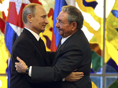 Tổng thống Nga Vladimir Putin và Chủ tịch Cuba Raul Castro trong một cuộc gặp 