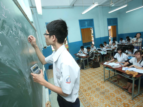 Học sinh lớp 12 Trường THPT Trần Khai Nguyên (Q.5, TP.HCM) trong giờ học toán 