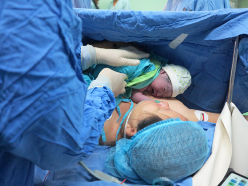 Các bác sĩ chuẩn bị mổ đón em bé đầu tiên chào đời bằng phương pháp TTTON tại Đà Nẵng