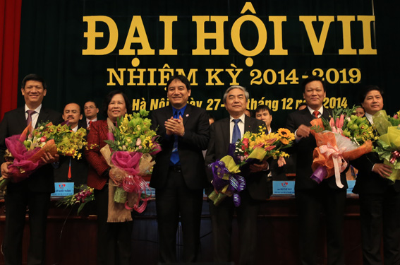 Anh Nguyễn Đắc Vinh tặng hoa cho các bộ trưởng, thứ trưởng tham dự đại hội 