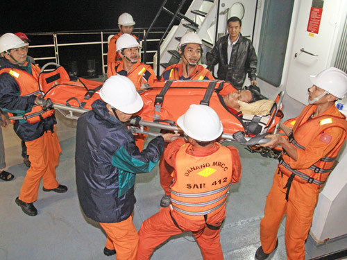 Tàu SAR 412 cứu ngư dân Trần Văn Đạt bị nạn ở Hoàng Sa 