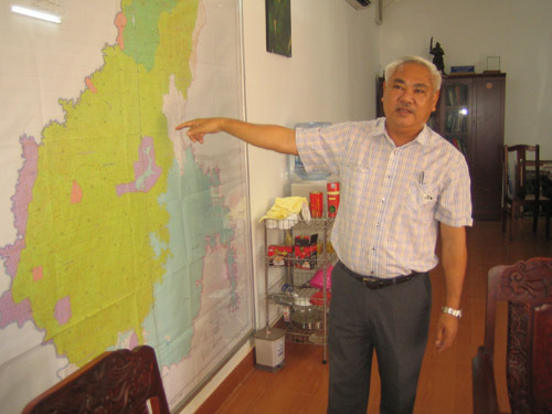 Trong vùng lõi của KBT thiên nhiên văn hóa Đồng Nai vẫn còn nhiều hộ dân sinh sống nên rất khó khăn cho công tác bảo vệ động vật hoang dã. Trong ảnh là ông Trần Văn Mùi, Giám đốc KBT đang giới thiệu bản đồ và sự bố trí dân cư trong KBT