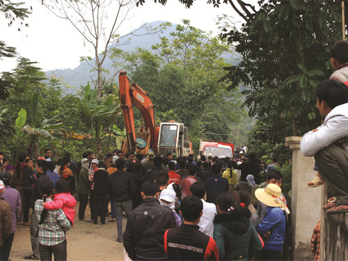 Hàng trăm người dân bản Sau tập trung ngăn xe chở rác vào bãi Thung Trâu