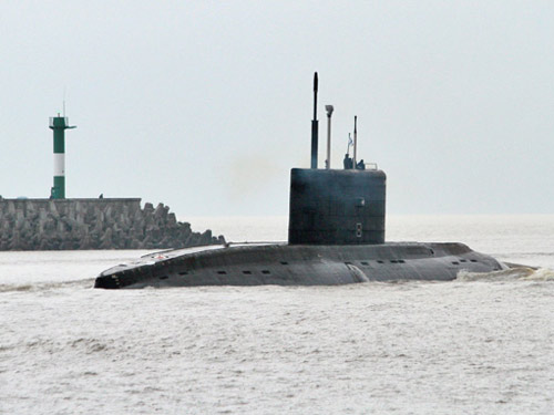 Tàu ngầm HQ-185 Đà Nẵng đang chạy thử nghiệm trên biển tại St.Petersburg, Nga tháng 12.2014 