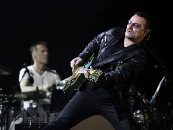 Bono vẫn sẽ trở lại sân khấu dù có thể phải từ bỏ guitar 