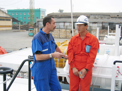 Máy trưởng Nguyễn Tùng Sơn tàu SAR 412 trao đổi nghiệp vụ chuyên môn với chuyên gia Hà Lan 