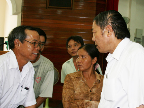 Ông Nguyễn Bá Thanh trong một lần gặp gỡ người dân