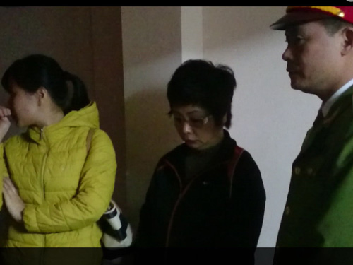 Bà Châu Thị Thu Nga (giữa) bị công an đưa đi tối 7.1 