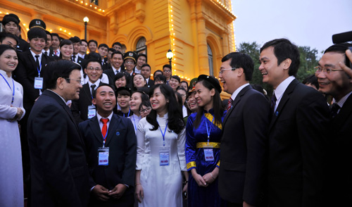 Chủ tịch nước Trương Tấn Sang gặp mặt và lắng nghe những chia sẻ của sinh viên