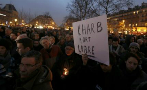 Nhiều người tụ tập trước quảng trường Republique, Paris sau vụ tấn công tạp chí Charlie Hebdo 