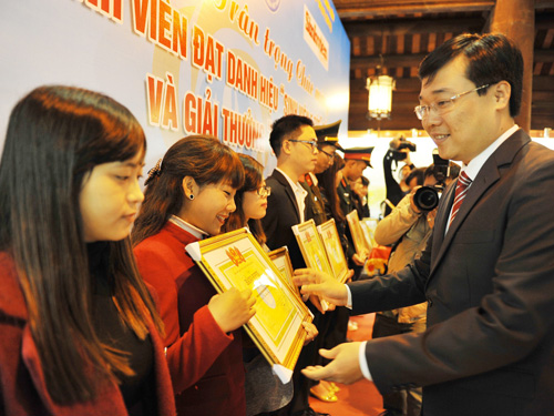 Anh Lê Quốc Phong trao Giải thưởng Sao tháng giêng cho các sinh viên đạt giải 