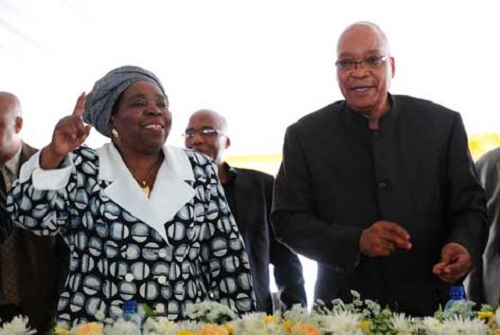 Tổng thống Nam Phi và người vợ thứ 2, bà Dlamini-Zuma 