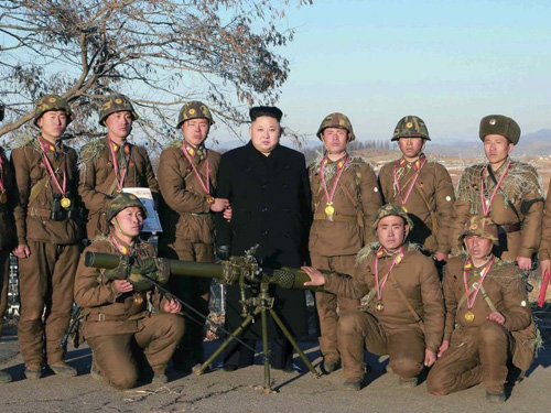  Lãnh đạo Triều Tiên Kim Jong-un chụp ảnh chung với một đơn vị quân đội 