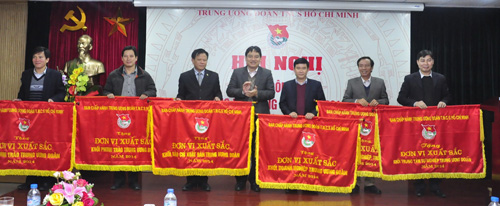 Anh Nguyễn Đắc Vinh tặng cờ thi đua cho 6 đơn vị xuất sắc T.Ư Đoàn 
