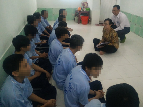 Bà Nguyễn Thị Quyết Tâm đang thăm hỏi, động viên những người nghiện tại cơ sở Bình Triệu 