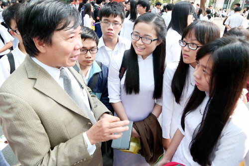 Tiến sĩ Nguyễn Kim Hồng, Hiệu trưởng Trường ĐH Sư phạm TP.HCM được học sinh níu lại hỏi sau buổi tư vấn