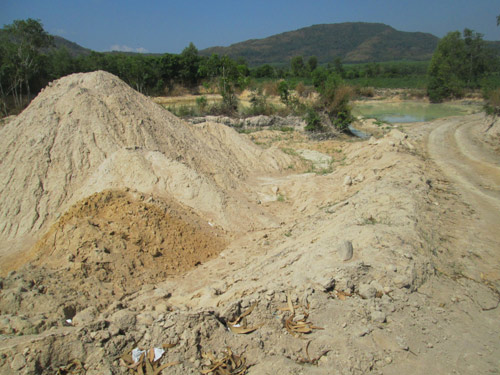 Một điểm khai thác cát lậu rộng hàng ngàn mét vuông tại Long Điền