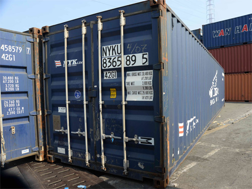 Container chứa sữa Ensure nhập khẩu đang niêm phong tại cảng Cát Lái 