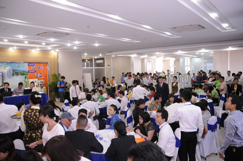 Các buổi bán hàng của Him Lam Riverside luôn thu hút đông đảo khách hàng quan tâm và đạt tỷ lệ tiêu thụ cao.