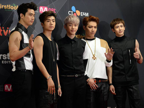 Nickkhun (ngoài cùng bên phải) của nhóm 2PM rất thích diện đồ đôi cùng bạn gái 