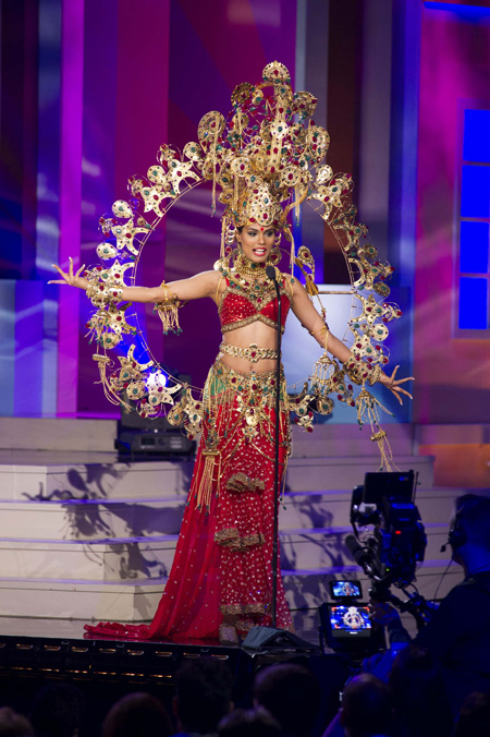 Người đẹp Ấn Độ trong phần thi trang phục dân tộc