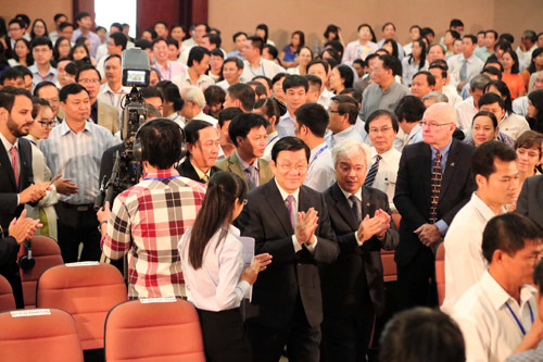 Lãnh đạo và cán bộ, giảng viên ĐH Quốc gia TP.HCM chào đón Chủ tịch nước Trương Tấn Sang 