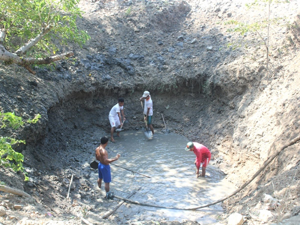 Để có nước sinh hoạt người dân đào những hố sâu ở khu vực ven suối