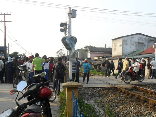 Đoạn đường sắt xảy ra vụ tai nạn cũng là nơi giao nhau với đường dân sinh đang được lắp đèn tín hiệu