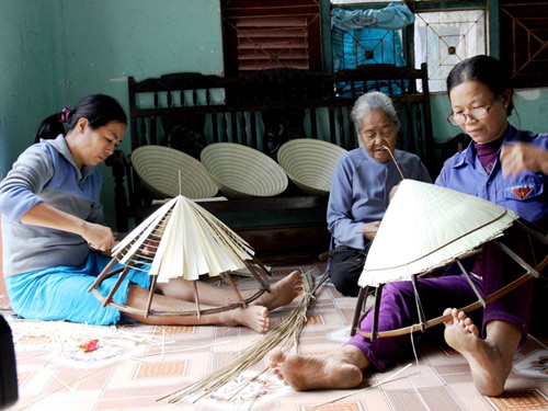 Chằm nón, ngón nghề truyền thống có từ lâu đời của làng quê Vân Quỹ (xã Hải Tân, H.Hải Lăng, Quảng Trị) 