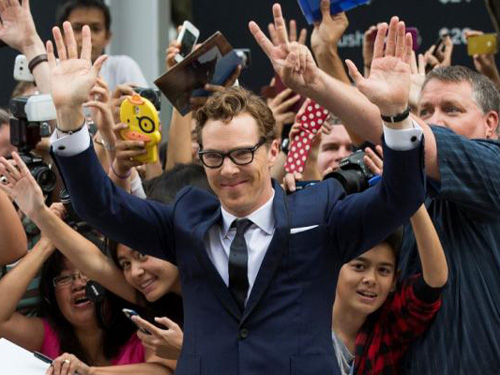 Benedict Cumberbatch cười tươi tạo kiểu ở lễ công chiếu The Imitation Game tại Liên hoan phim quốc tế Toronto (Canada) tháng 9.2014