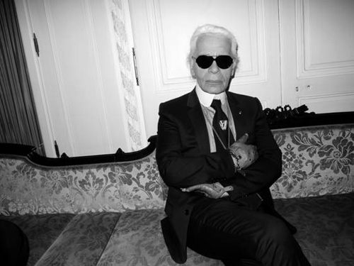 Karl Lagerfeld có cái nhìn khá hà khắc với mạng xã hội, đặc biệt là selfie