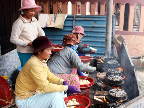 Người làng Hiền An 1 sản xuất bánh xoài số lượng lớn theo đơn đặt hàng phục vụ tết 