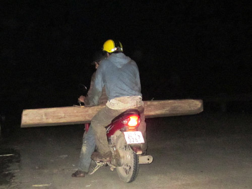 Lâm tặc vận chuyển gỗ bằng xe máy và gỗ lậu được cất giấu tại nhà dân ở thị trấn Khâm Đức 