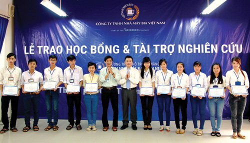 Đại diện Công ty TNHH Nhà máy bia Việt Nam (giữa) trao học bổng cho sinh viên tại Trường đại học Cần Thơ trong tháng 1.2015 